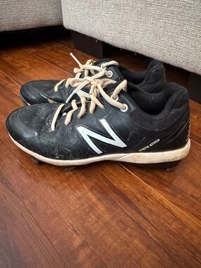 New Balance Men’s Black and White Athletic Cleats